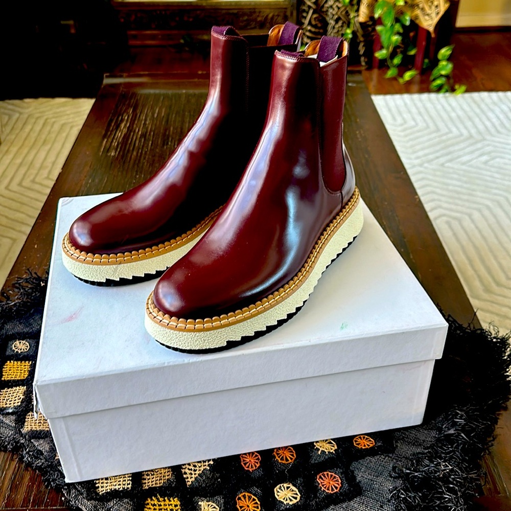 ***NEW, IN BOX*** Chloe Kurtys Chelsea Boots